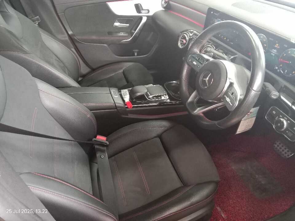 Foto Mobil Bekas Kabin Depan Mercedes-Benz CLA200 1.3 tahun 2019