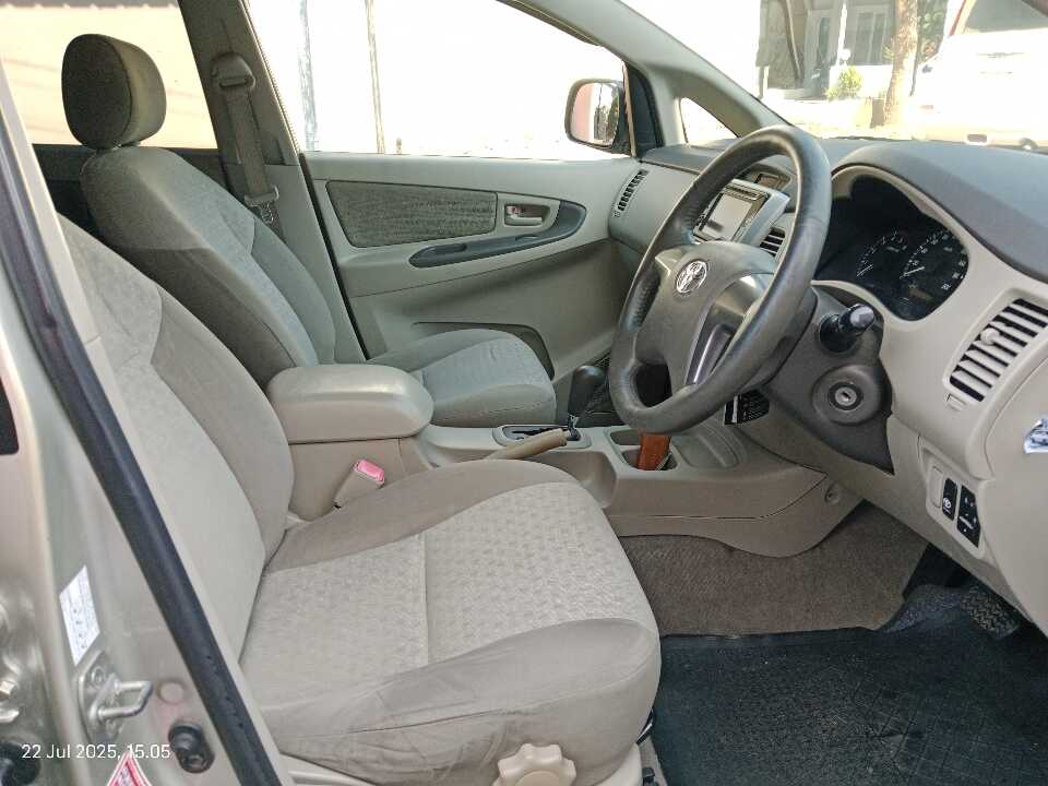 Foto Mobil Bekas Kabin Depan Toyota Innova 2.5 G tahun 2013