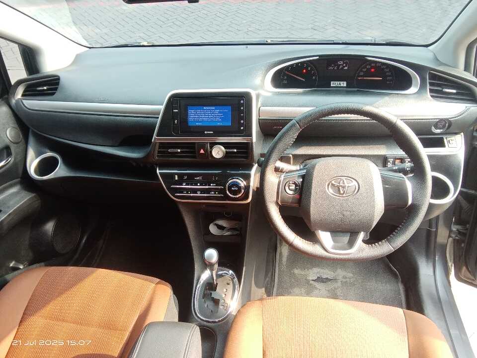 Foto Mobil Bekas Dashboard Toyota Sienta 1.5 V tahun 2019