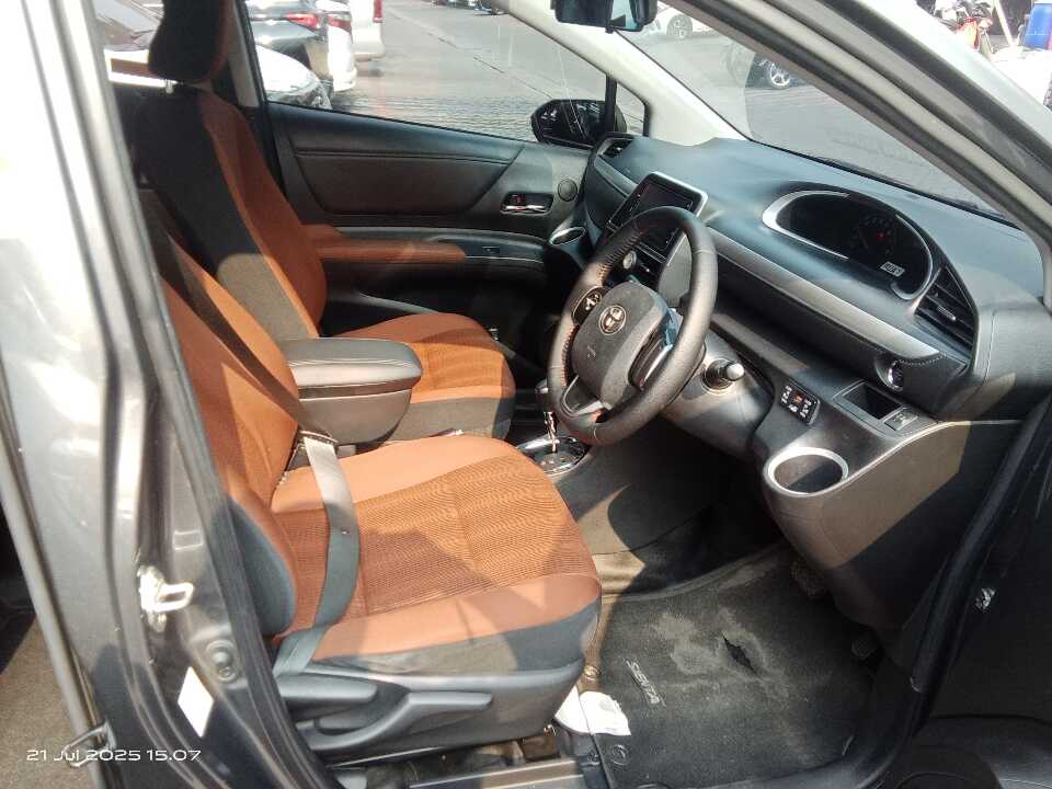 Foto Mobil Bekas Kabin Depan Toyota Sienta 1.5 V tahun 2019