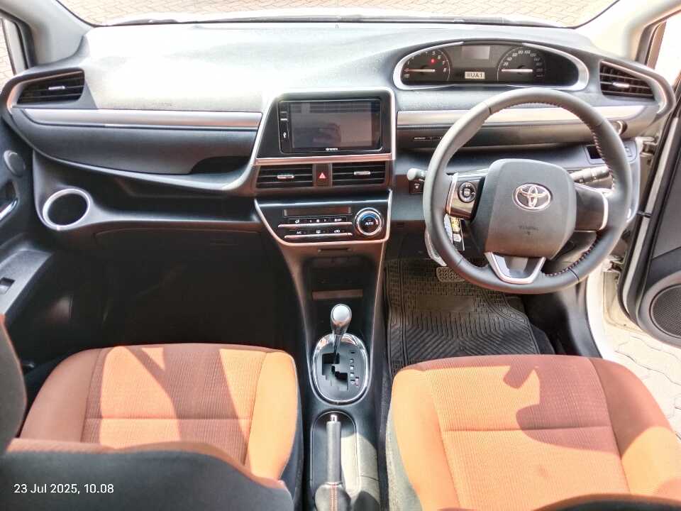 Foto Mobil Bekas Dashboard Toyota Sienta 1.5 V tahun 2016