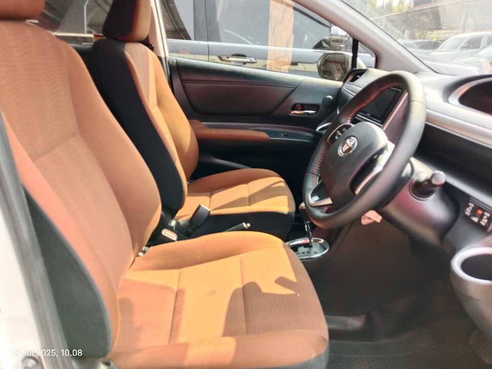 Foto Mobil Bekas Kabin Depan Toyota Sienta 1.5 V tahun 2016