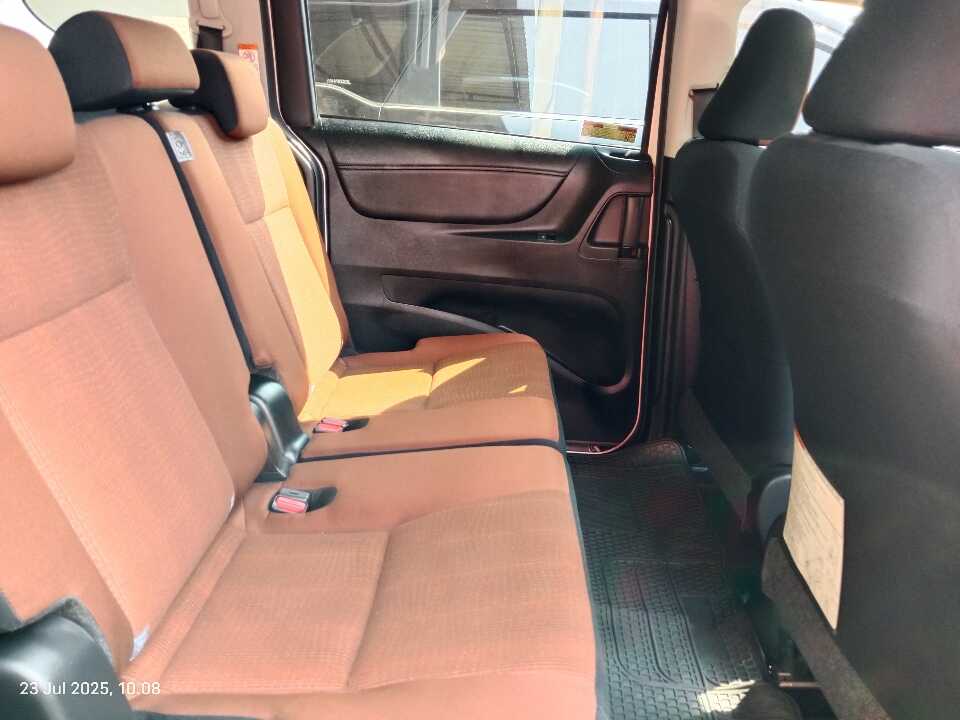 Foto Mobil Bekas Kabin Belakang Toyota Sienta 1.5 V tahun 2016