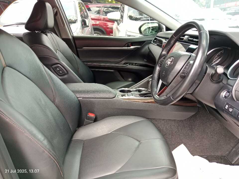 Foto Mobil Bekas Kabin Depan Toyota Camry 2.5 V tahun 2019