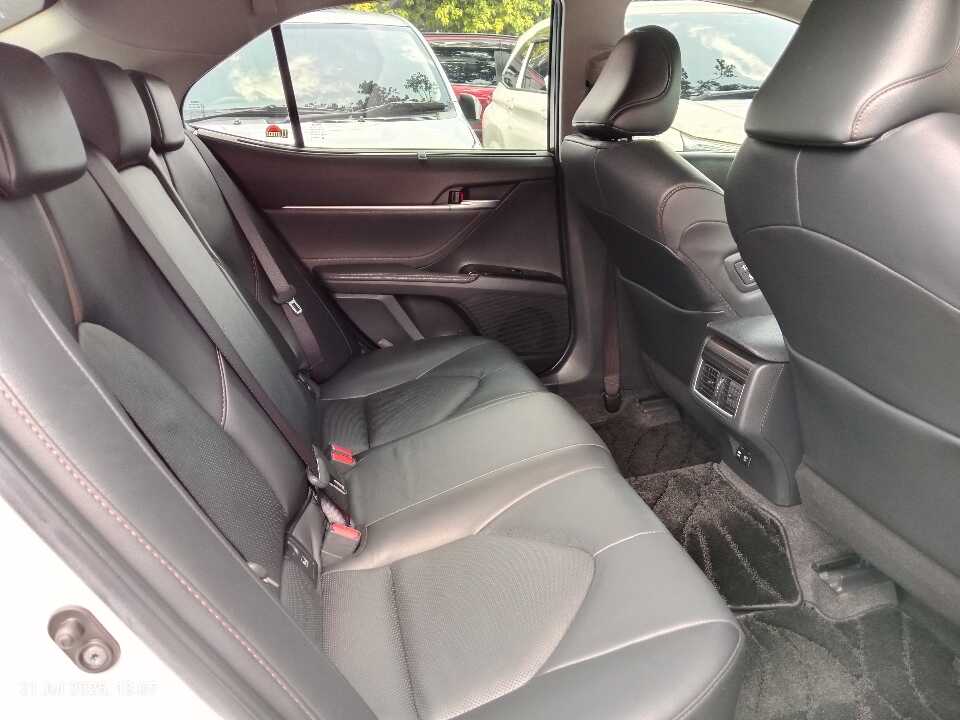 Foto Mobil Bekas Kabin Belakang Toyota Camry 2.5 V tahun 2019