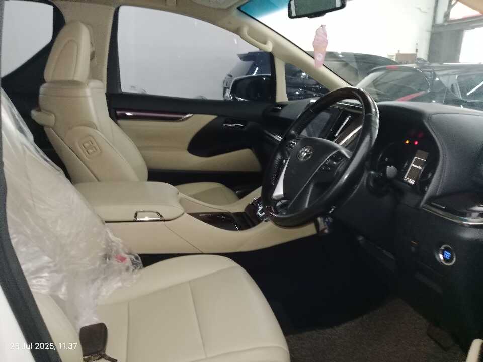 Foto Mobil Bekas Kabin Depan Toyota Alphard 2.5 G tahun 2017