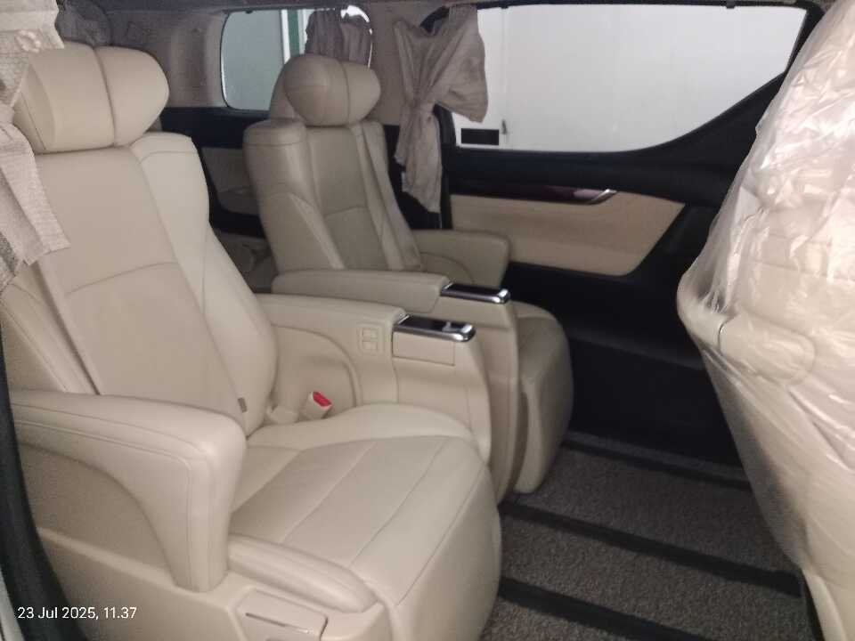 Foto Mobil Bekas Kabin Belakang Toyota Alphard 2.5 G tahun 2017