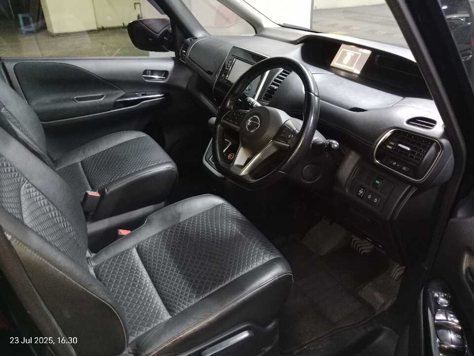 Foto Mobil Bekas Kabin Depan Nissan Serena 2.0 Highway Star tahun 2019