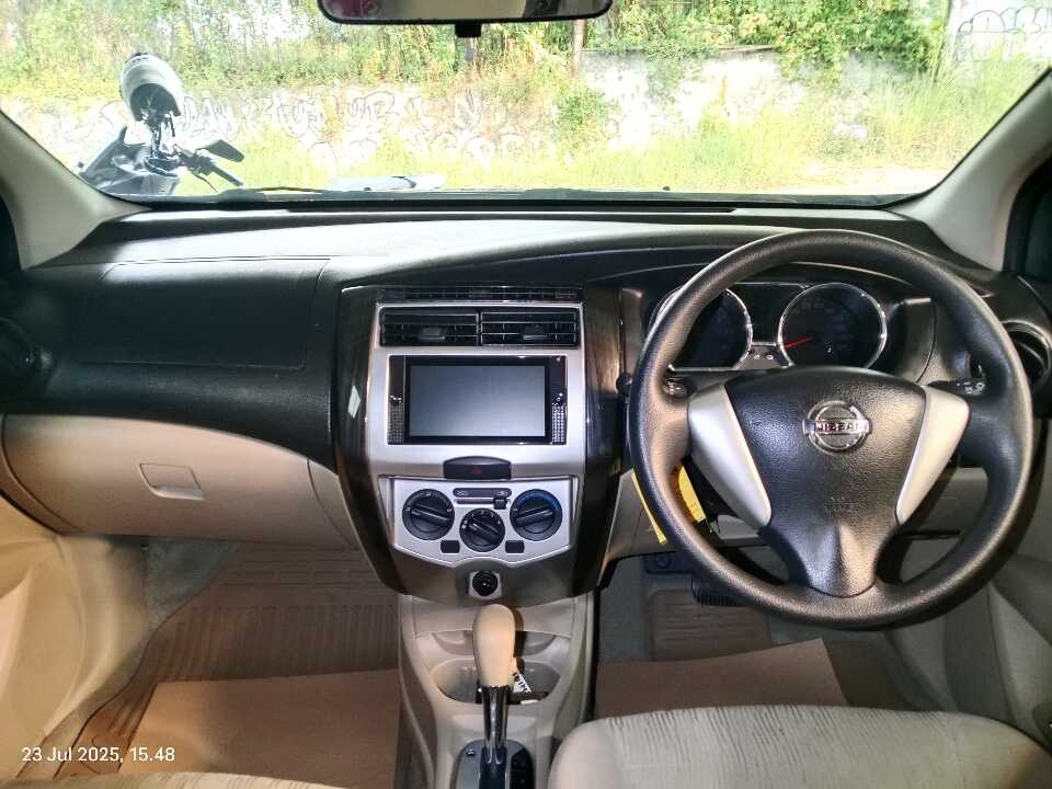 Foto Mobil Bekas Dashboard Nissan Grand Livina 1.5 SV tahun 2017