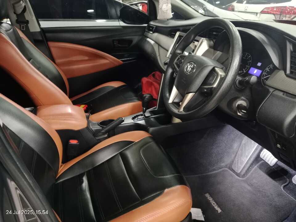 Foto Mobil Bekas Kabin Depan Toyota Innova 2.0 G tahun 2018