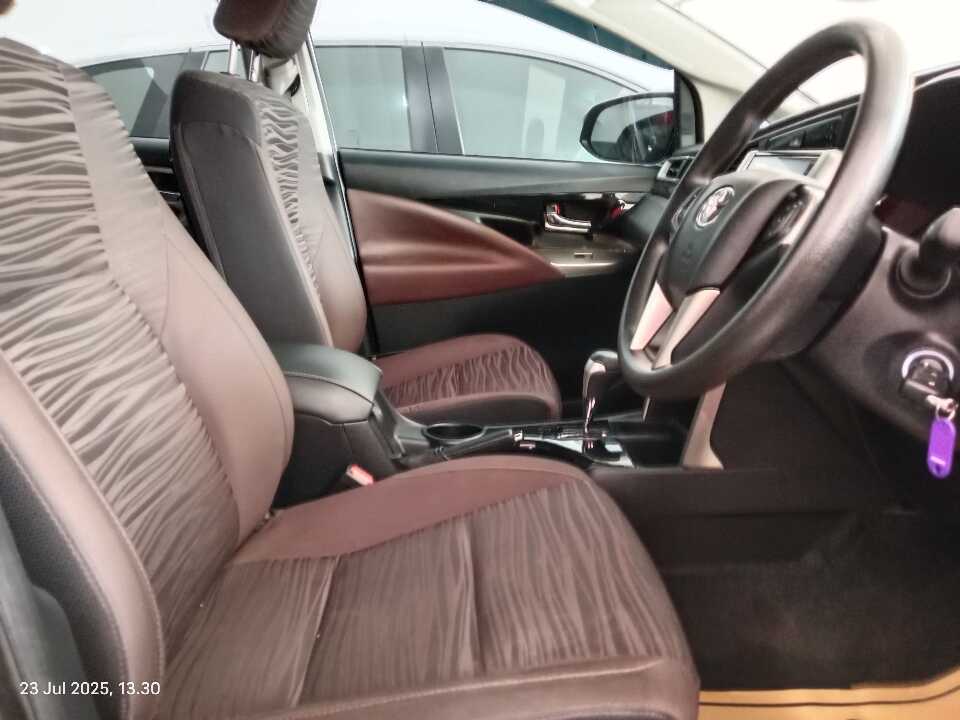Foto Mobil Bekas Kabin Depan Toyota Innova 2.4 V tahun 2022