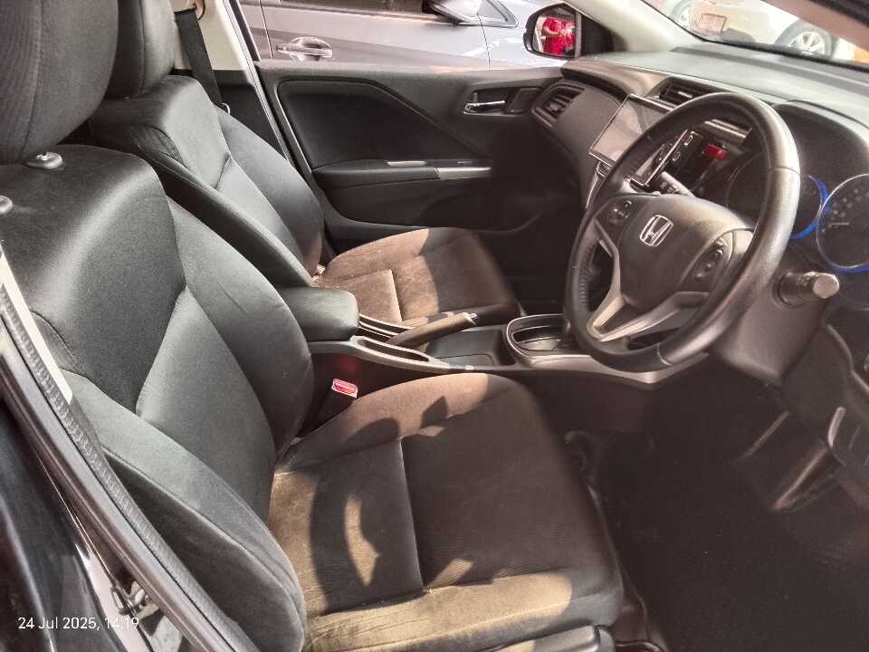 Foto Mobil Bekas Kabin Depan Honda City 1.5 RS tahun 2016