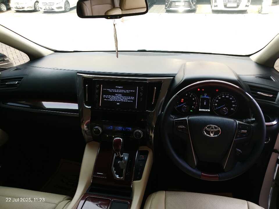 Foto Mobil Bekas Dashboard Toyota Alphard 2.5 G tahun 2017