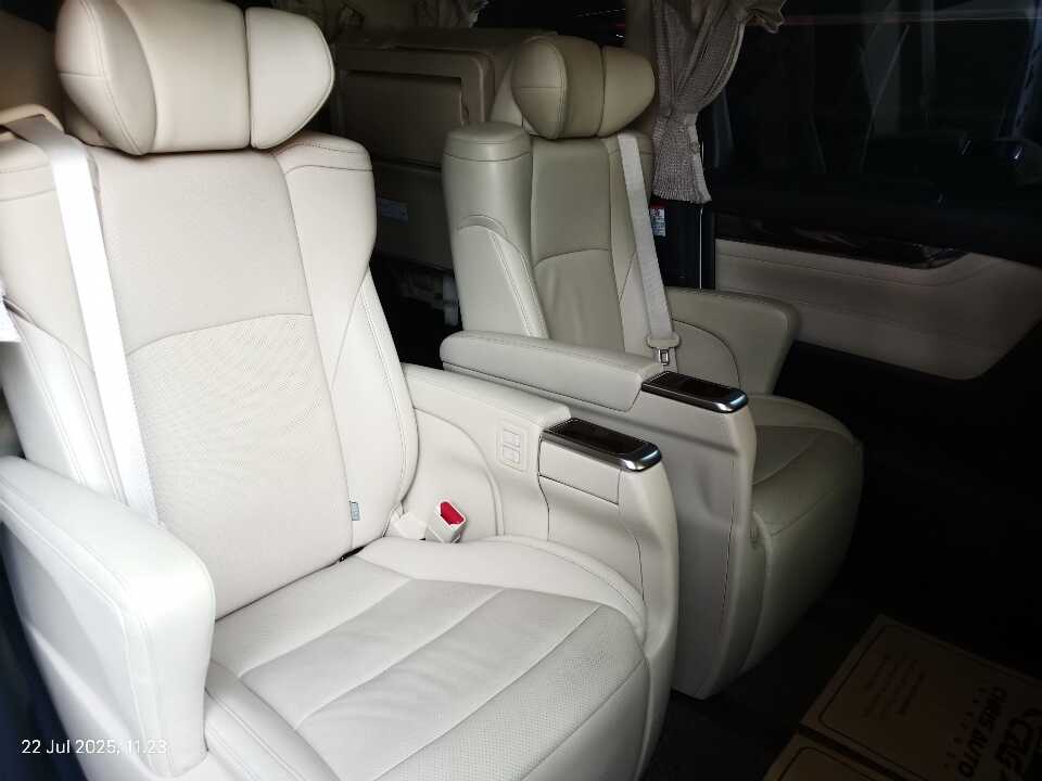 Foto Mobil Bekas Kabin Belakang Toyota Alphard 2.5 G tahun 2017