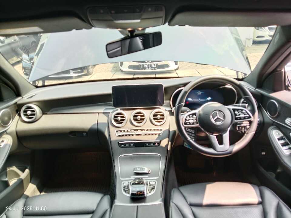 Foto Mobil Bekas Dashboard Mercedes-Benz C200 2.0 tahun 2021