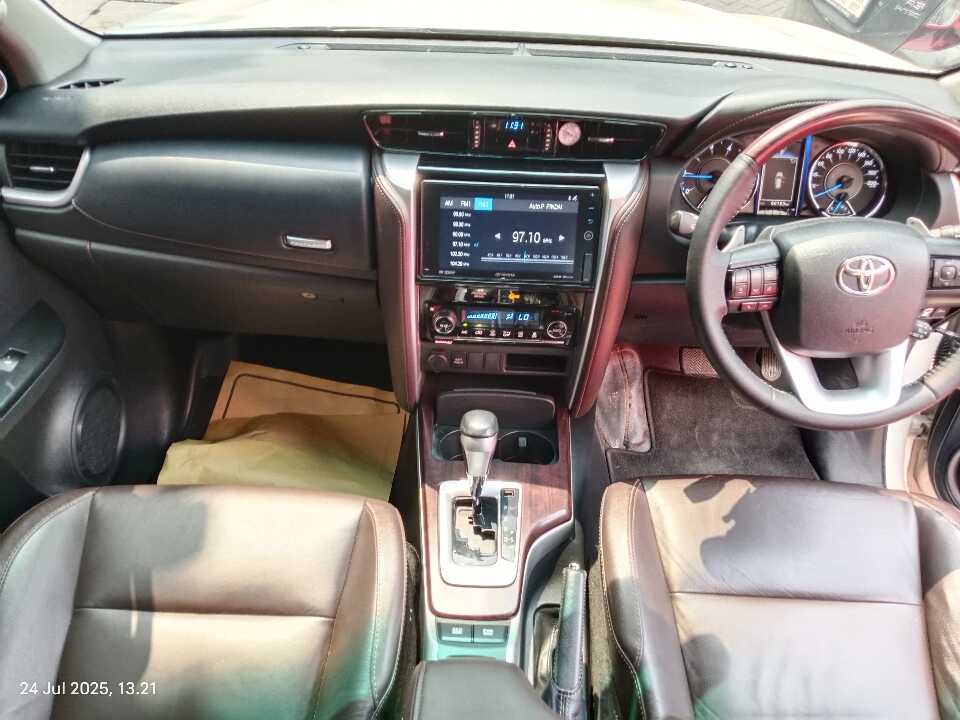Foto Mobil Bekas Dashboard Toyota Fortuner 2.4 4X2 VRZ tahun 2018