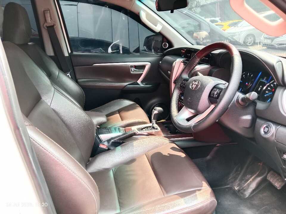 Foto Mobil Bekas Kabin Depan Toyota Fortuner 2.4 4X2 VRZ tahun 2018