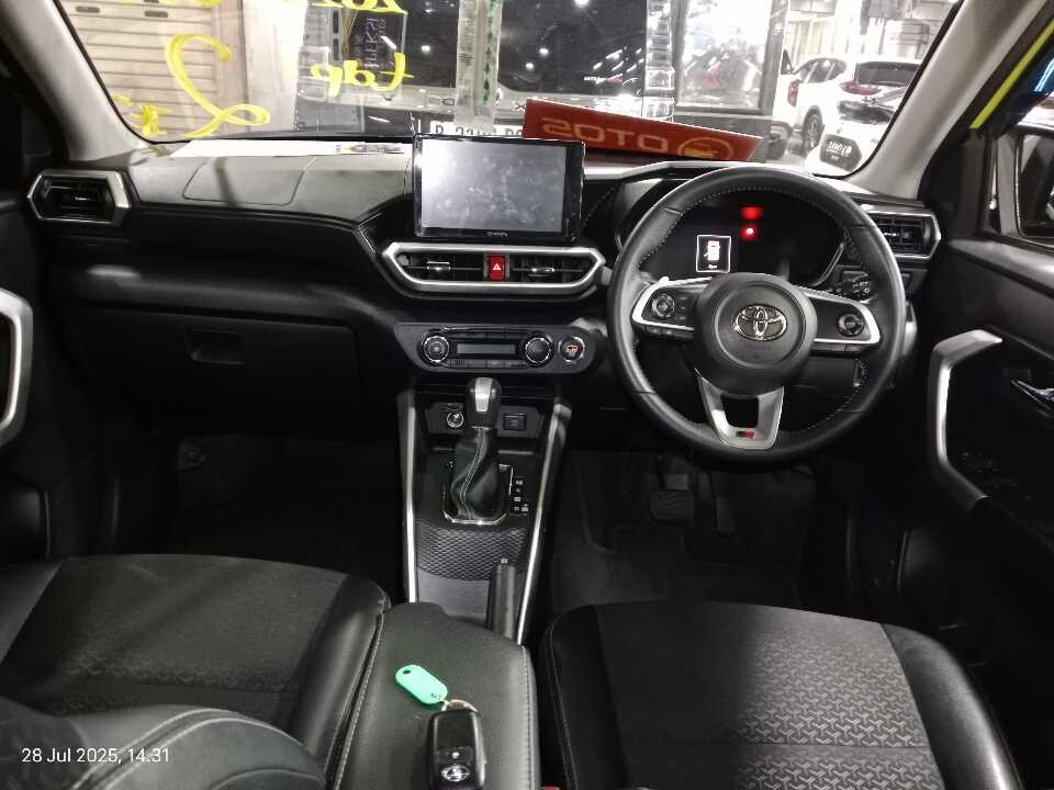 Foto Mobil Bekas Dashboard Toyota Raize 1.0 GR Sport tahun 2022