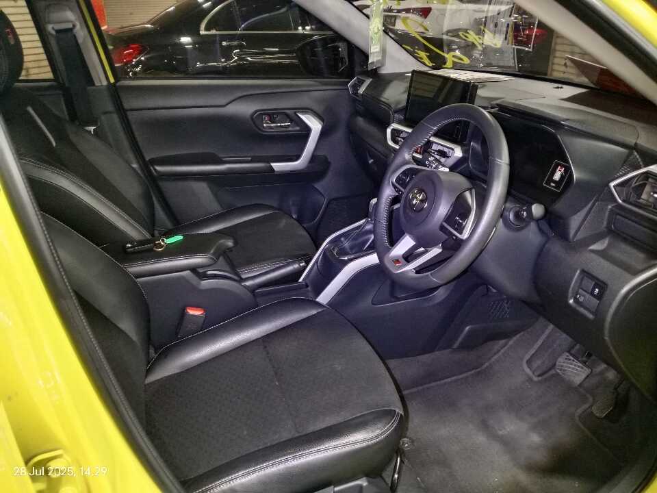 Foto Mobil Bekas Kabin Depan Toyota Raize 1.0 GR Sport tahun 2022