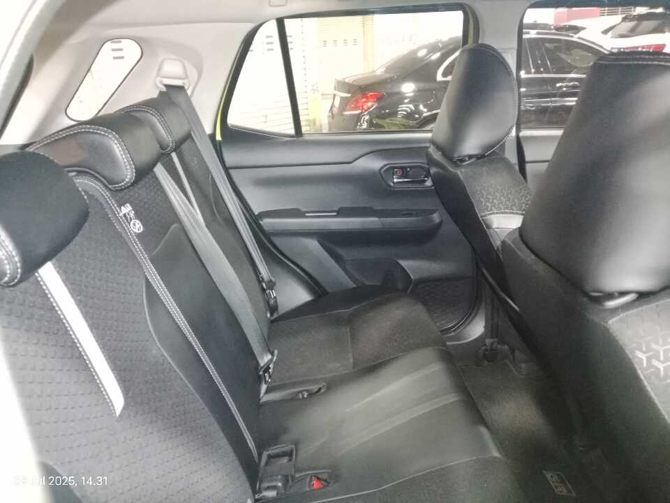 Foto Mobil Bekas Kabin Belakang Toyota Raize 1.0 GR Sport tahun 2022