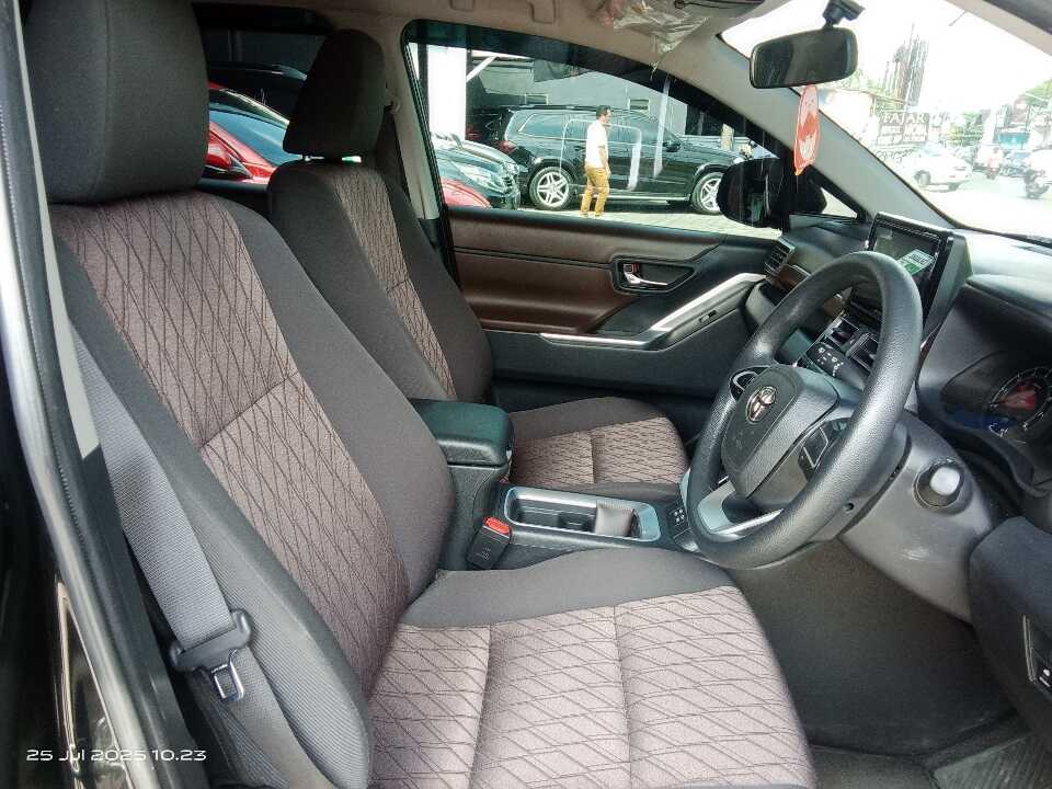 Foto Mobil Bekas Kabin Depan Toyota Innova 2.0 Zenix G CVT tahun 2023