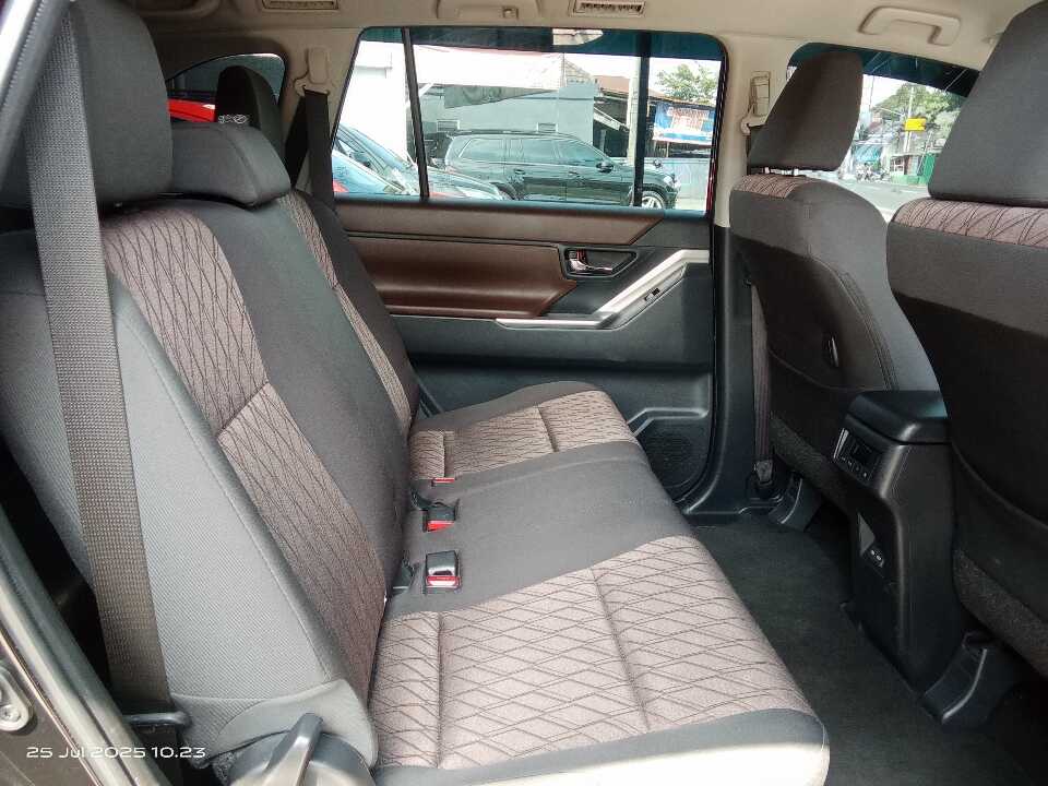 Foto Mobil Bekas Kabin Belakang Toyota Innova 2.0 Zenix G CVT tahun 2023