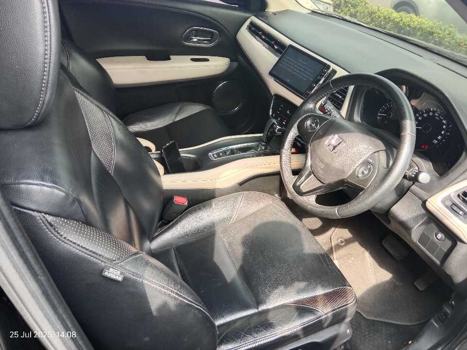 Foto Mobil Bekas Kabin Depan Honda HR-V 1.8 RS tahun 2017