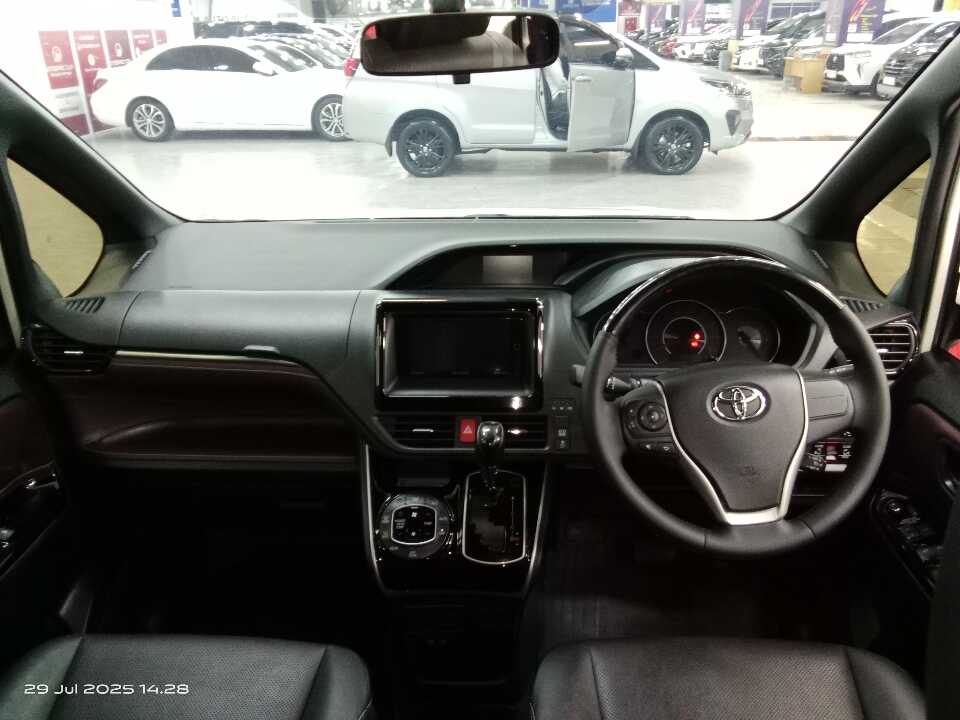 Foto Mobil Bekas Dashboard Toyota Voxy 2.0 tahun 2018
