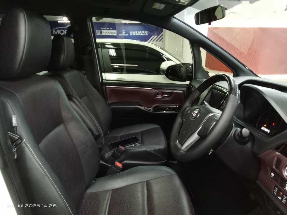 Foto Mobil Bekas Kabin Depan Toyota Voxy 2.0 tahun 2018