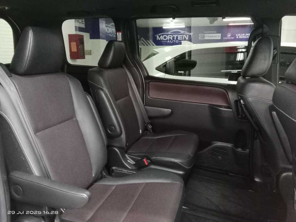 Foto Mobil Bekas Kabin Belakang Toyota Voxy 2.0 tahun 2018
