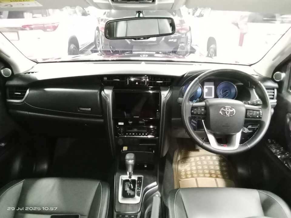 Foto Mobil Bekas Dashboard Toyota Fortuner 2.8 4X2 VRZ tahun 2024
