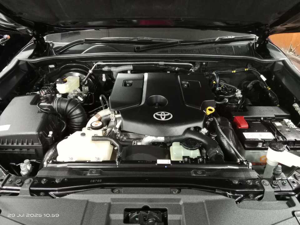 Foto Mobil Bekas Mesin Toyota Fortuner 2.8 4X2 VRZ tahun 2024