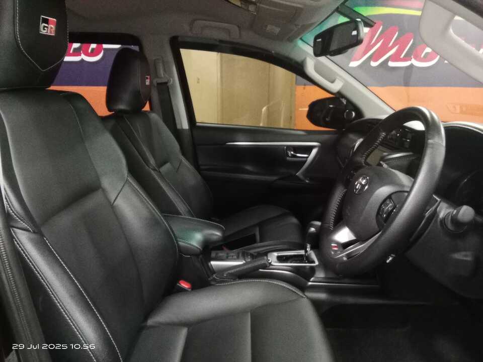 Foto Mobil Bekas Kabin Depan Toyota Fortuner 2.8 4X2 VRZ tahun 2024