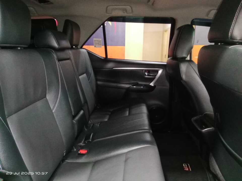 Foto Mobil Bekas Kabin Belakang Toyota Fortuner 2.8 4X2 VRZ tahun 2024
