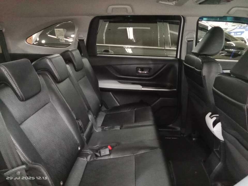 Foto Mobil Bekas Kabin Belakang Toyota Veloz 1.5 Q tahun 2023