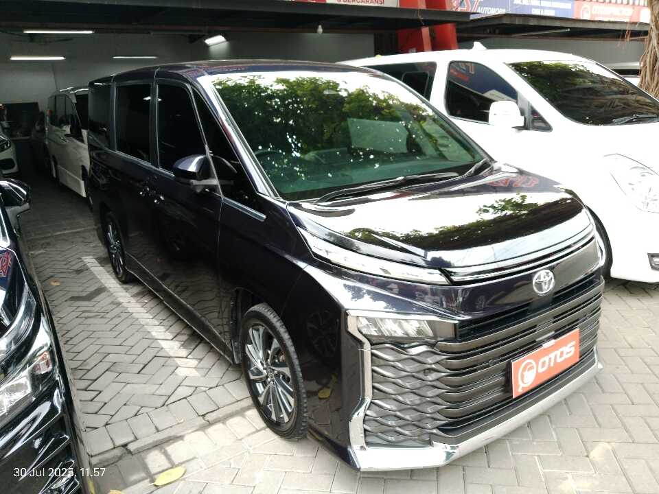2022 Toyota Voxy 2.0 - Foto 1 dari 6