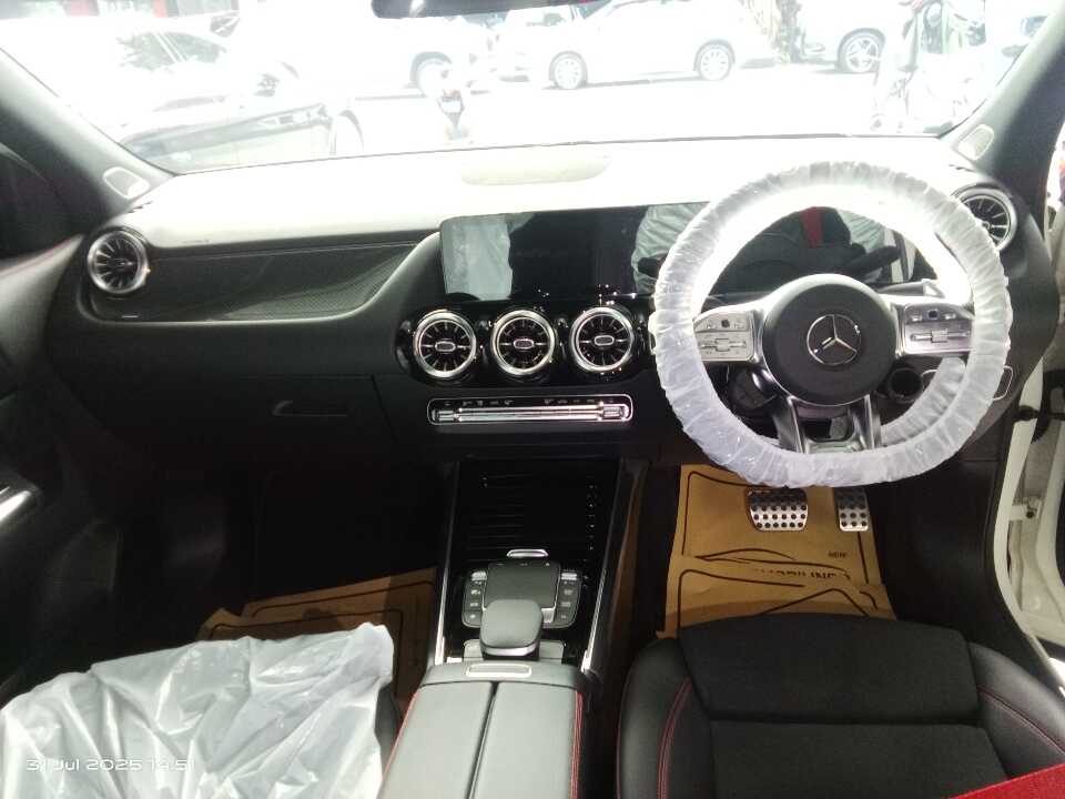 Foto Mobil Bekas Dashboard Mercedes-Benz GLA35 AMG 2.0 tahun 2022