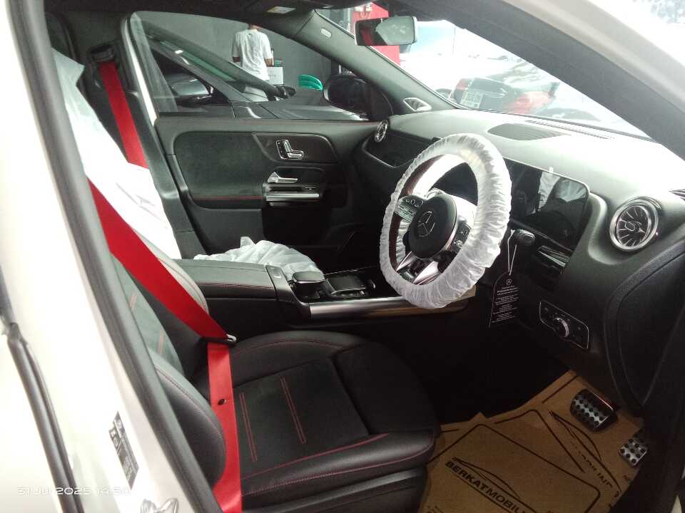 Foto Mobil Bekas Kabin Depan Mercedes-Benz GLA35 AMG 2.0 tahun 2022