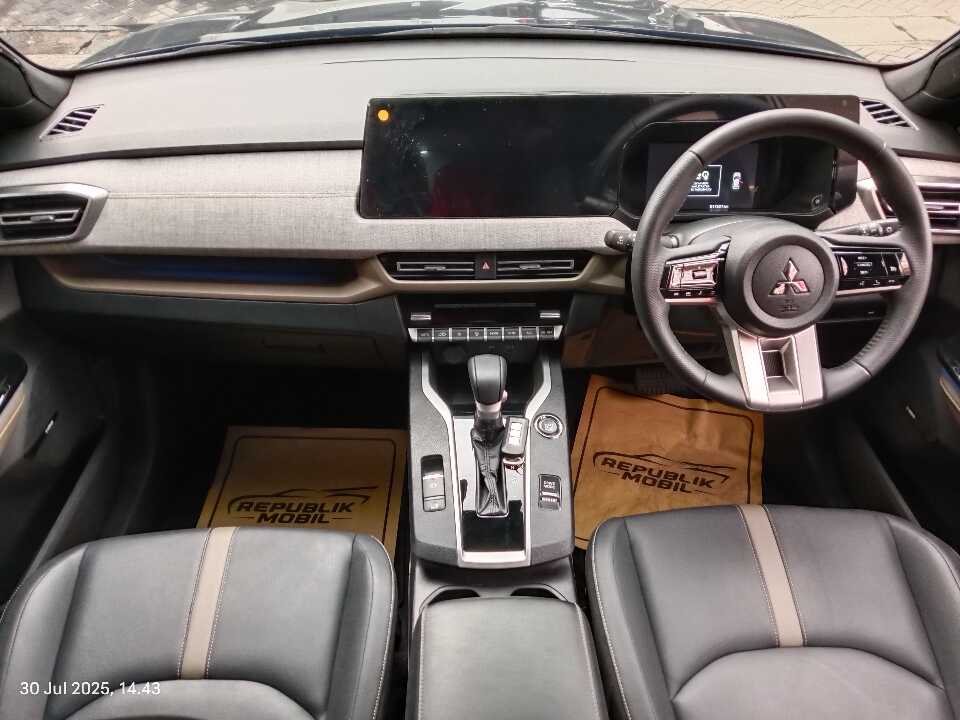 Foto Mobil Bekas Dashboard Mitsubishi XForce 1.5 Ultimate tahun 2023