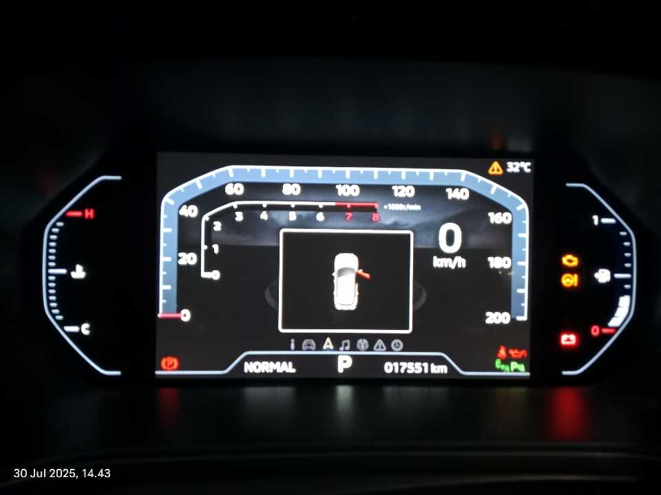 Foto Mobil Bekas Odometer Mitsubishi XForce 1.5 Ultimate tahun 2023