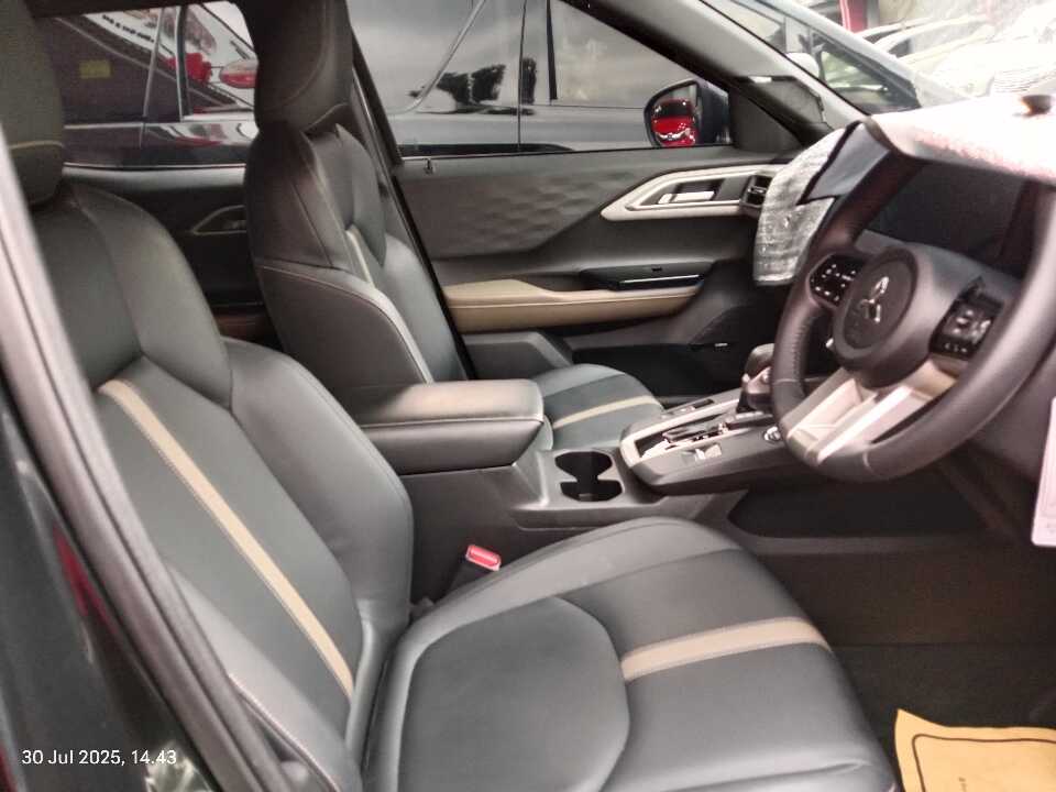 Foto Mobil Bekas Kabin Depan Mitsubishi XForce 1.5 Ultimate tahun 2023