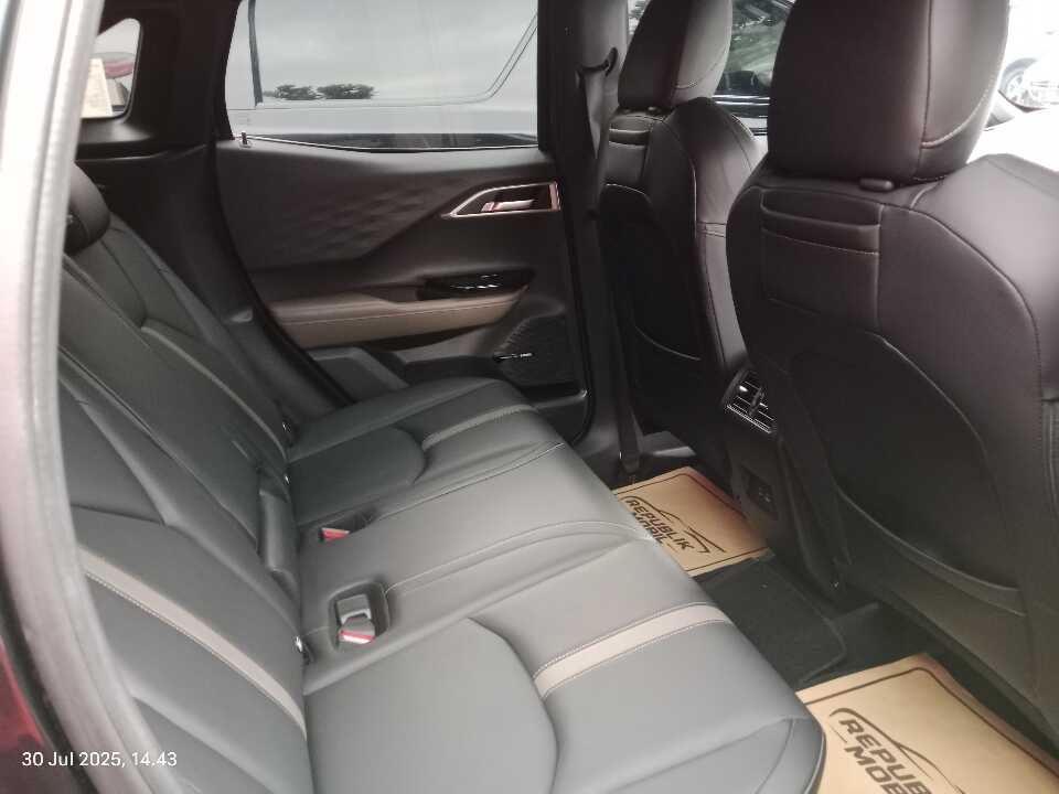 Foto Mobil Bekas Kabin Belakang Mitsubishi XForce 1.5 Ultimate tahun 2023