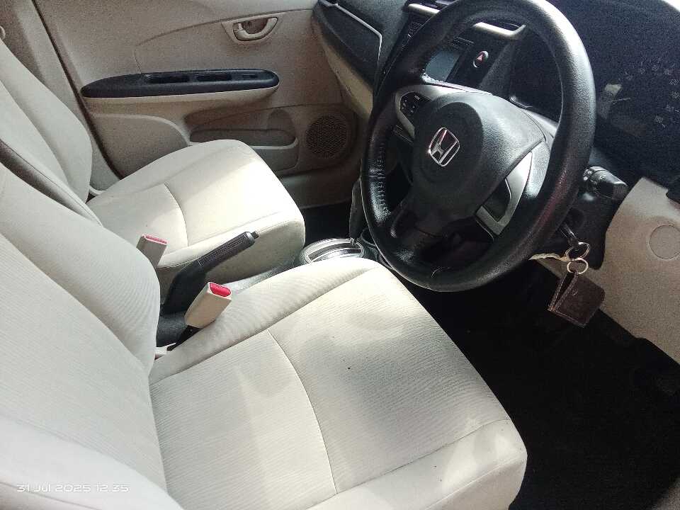 Foto Mobil Bekas Kabin Depan Honda Mobilio 1.5 E tahun 2017