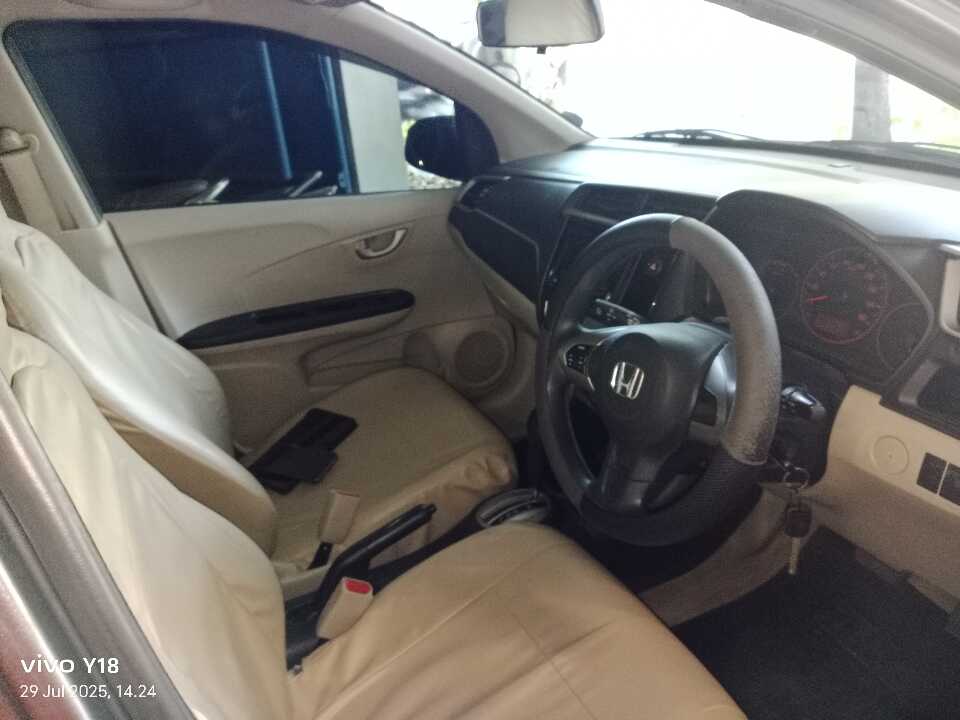 Foto Mobil Bekas Kabin Depan Honda Brio 1.2 Satya E tahun 2017
