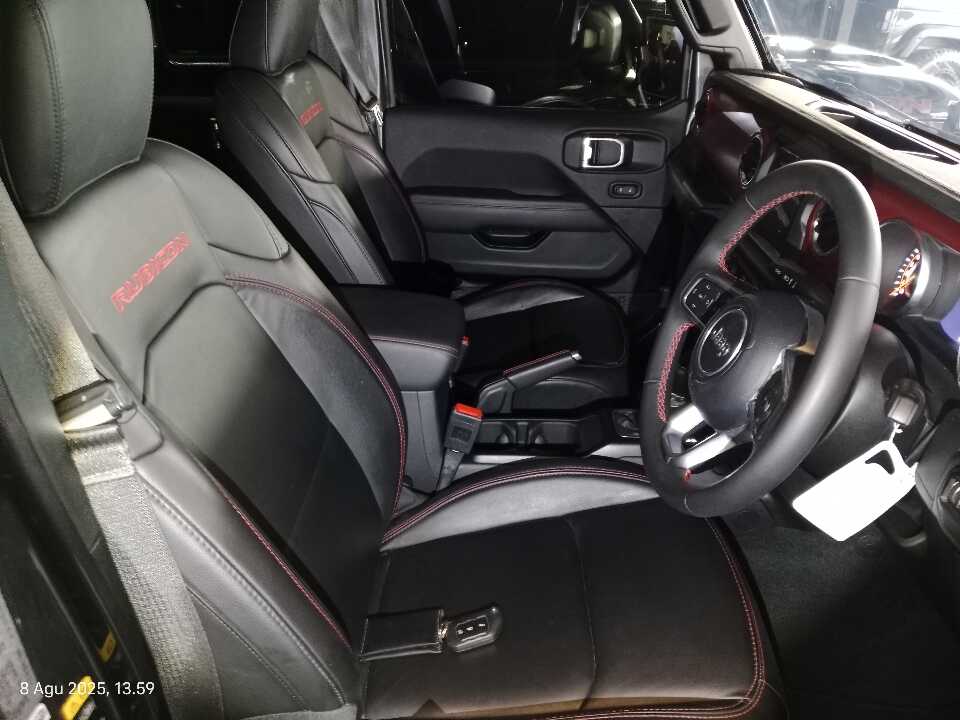 Foto Mobil Bekas Kabin Depan Jeep Wrangler 3.6 tahun 2023