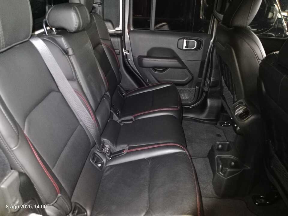 Foto Mobil Bekas Kabin Belakang Jeep Wrangler 3.6 tahun 2023