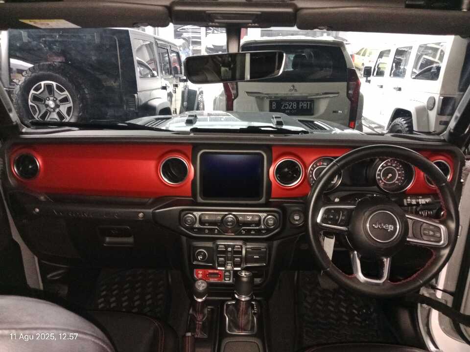 Foto Mobil Bekas Dashboard Jeep Wrangler 2.0 Rubicon 4-Door tahun 2022