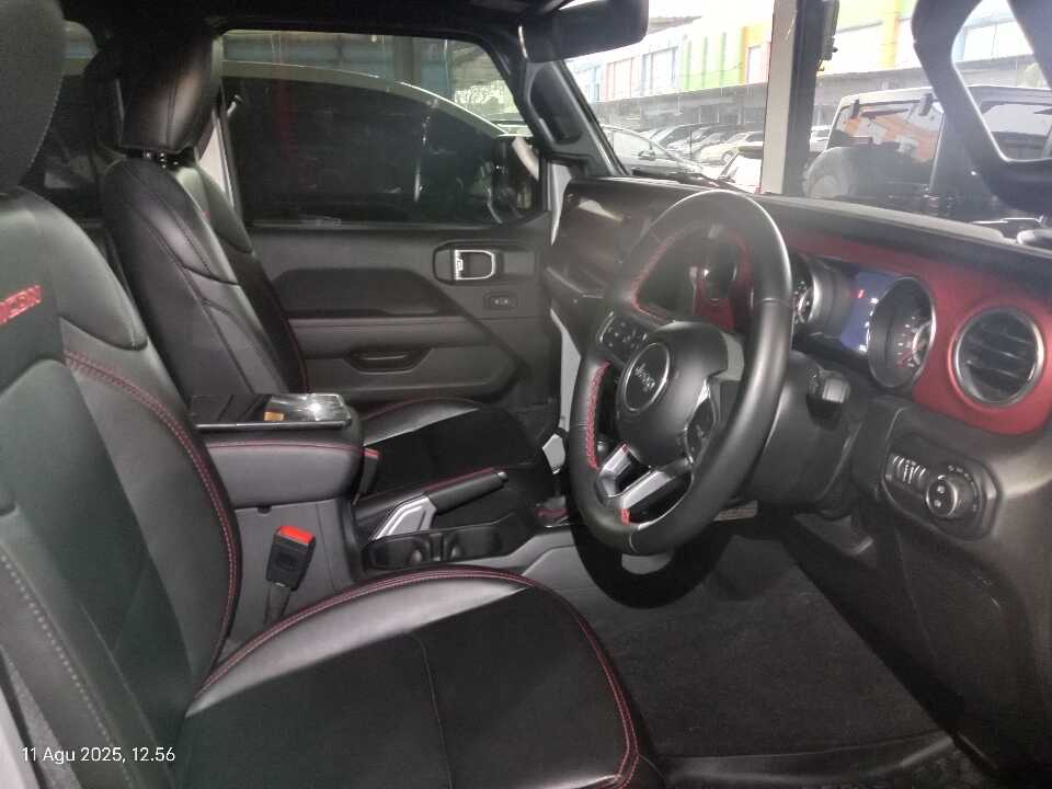 Foto Mobil Bekas Kabin Depan Jeep Wrangler 2.0 Rubicon 4-Door tahun 2022