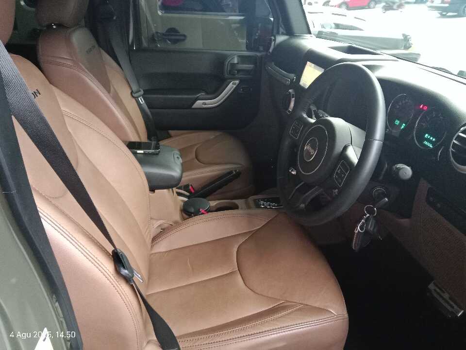 Foto Mobil Bekas Kabin Depan Jeep Wrangler 3.0 Rubicon tahun 2015