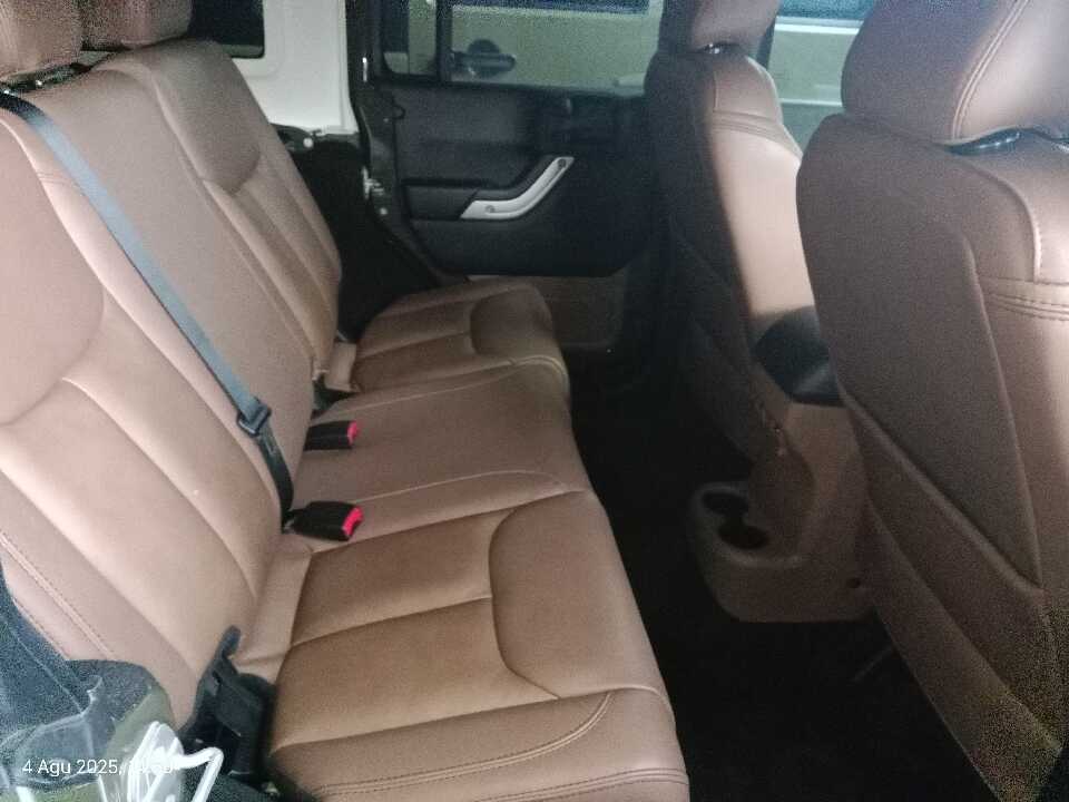 Foto Mobil Bekas Kabin Belakang Jeep Wrangler 3.0 Rubicon tahun 2015